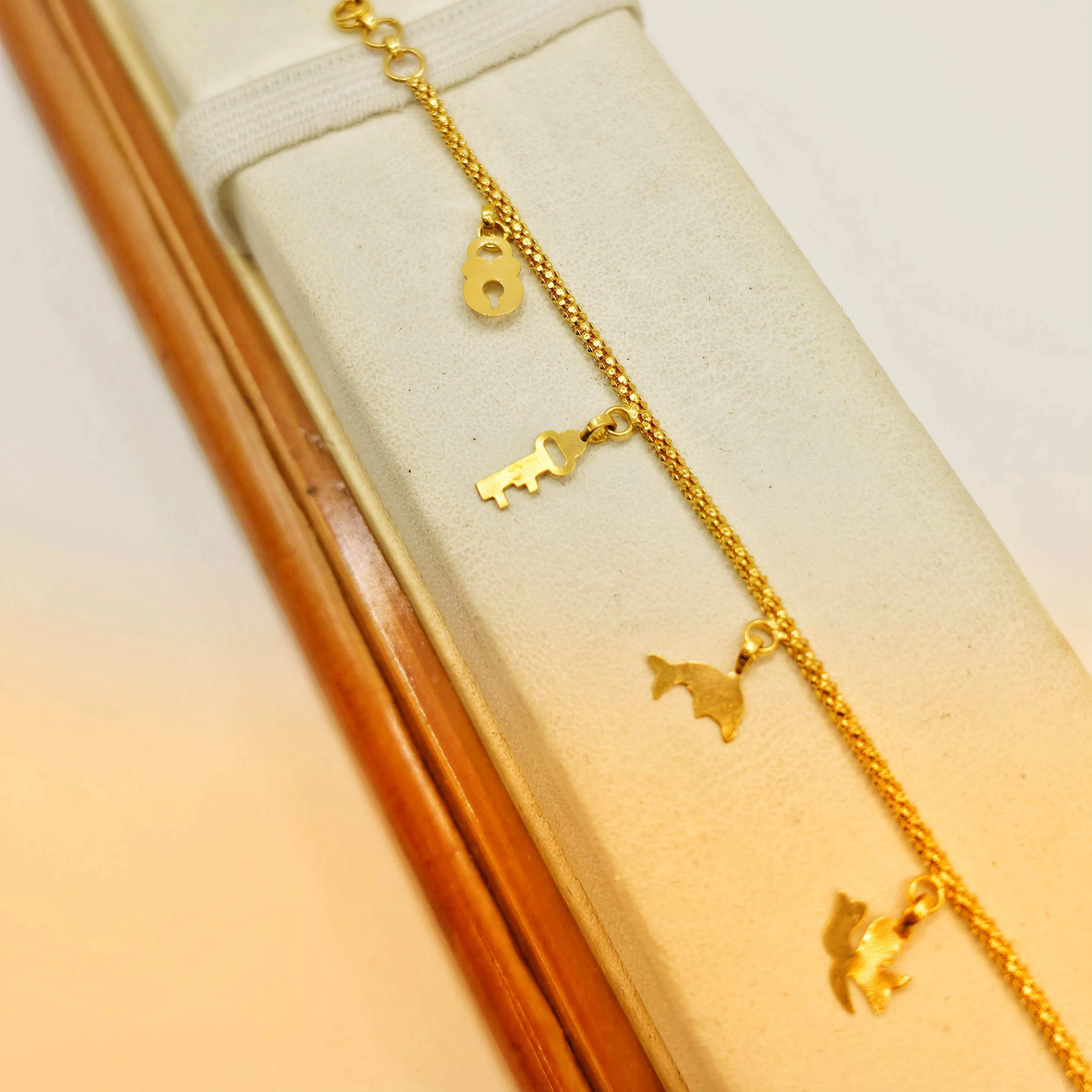 CHARMING GOLD MULTICHARMENT BRACELET